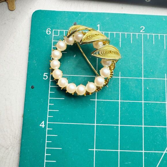 Hobe Vintage Pearl Circle Brooch With Filigree Leaves Gold Wreath Signed Costume - Picture 7 of 11